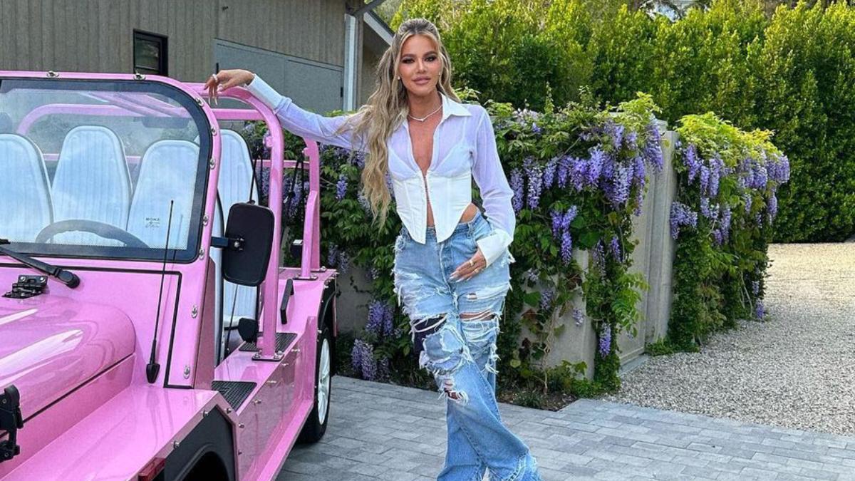 Khloé Kardashian con un coche rosa
