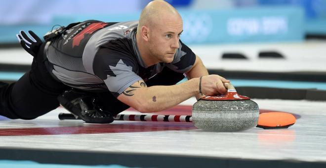 Foto de archivo tomada el 21 de febrero de 2014, Ryan Fry, de Canadá, lanza la piedra durante el Juego de la Medalla de Oro en Curling, entre Canadá y Gran Bretaña en el Ice Cube Curling Center durante los Juegos Olímpicos de Invierno de Sochi.