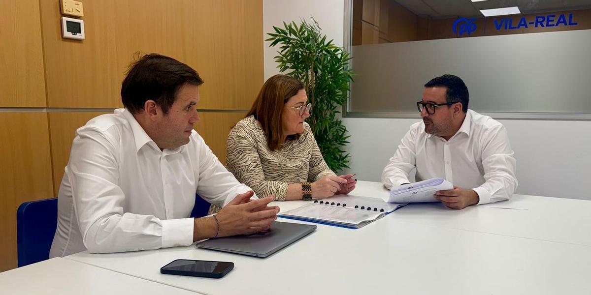 El portavoz del PP en Vila-real, Adrián Casabó, con la concejala Gema Ferreres y el edil Jaume Llorens.