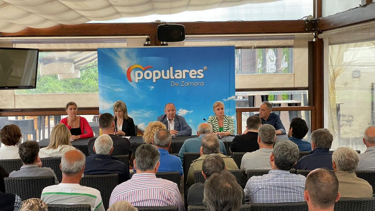 Un momento de la reunión del PP en Mózar de Valverde.