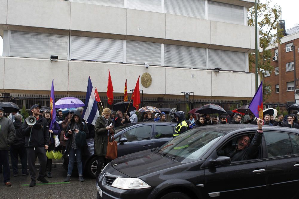 Seguidores de Castro y detractores se enfrentan delante de la embajada cubana en Madrid.