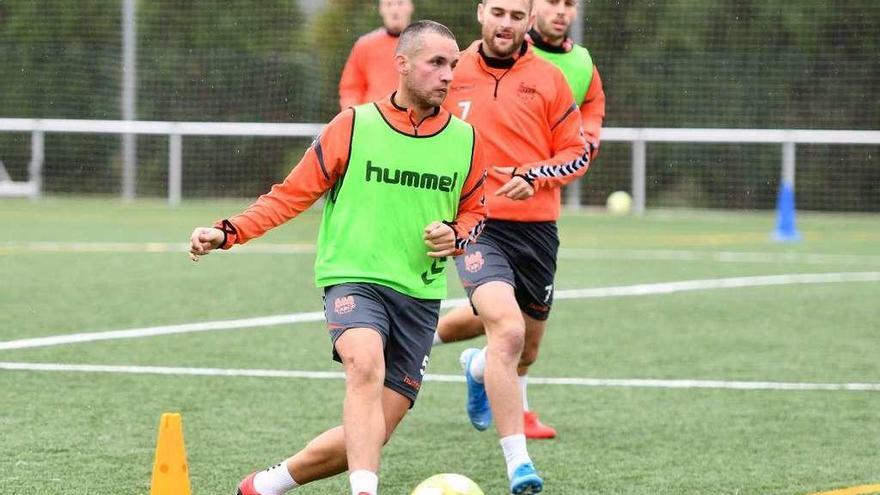 Campillo conduce el balón durante un entrenamiento en Cerponzóns. // Gustavo Santos