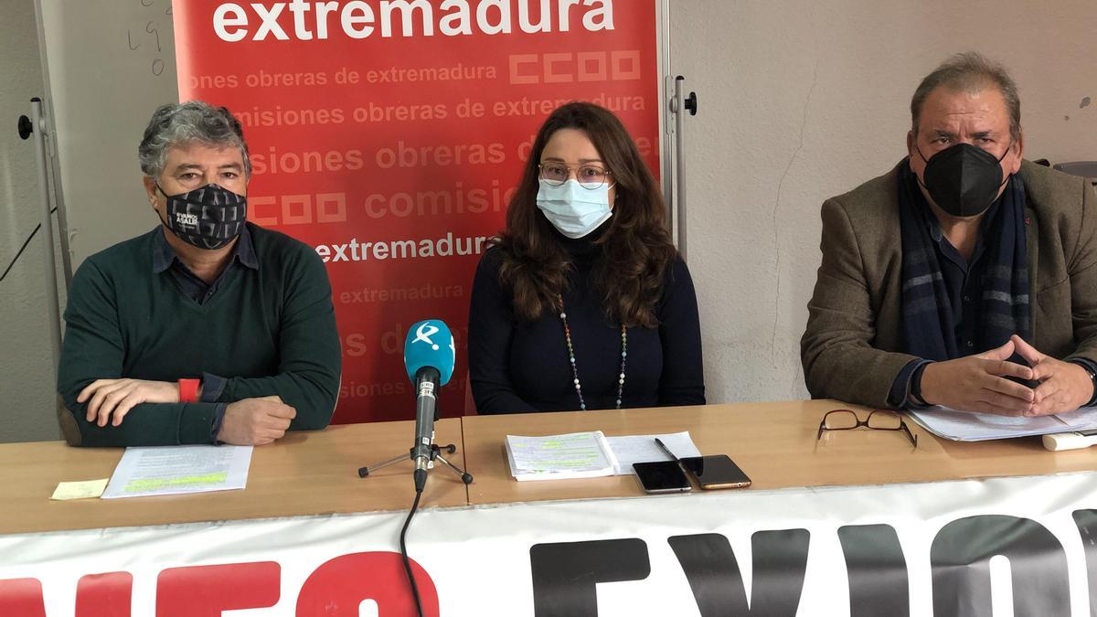 Los representantes de Comisiones Obreras, esta mañana en la sede del sindicato en Cáceres.