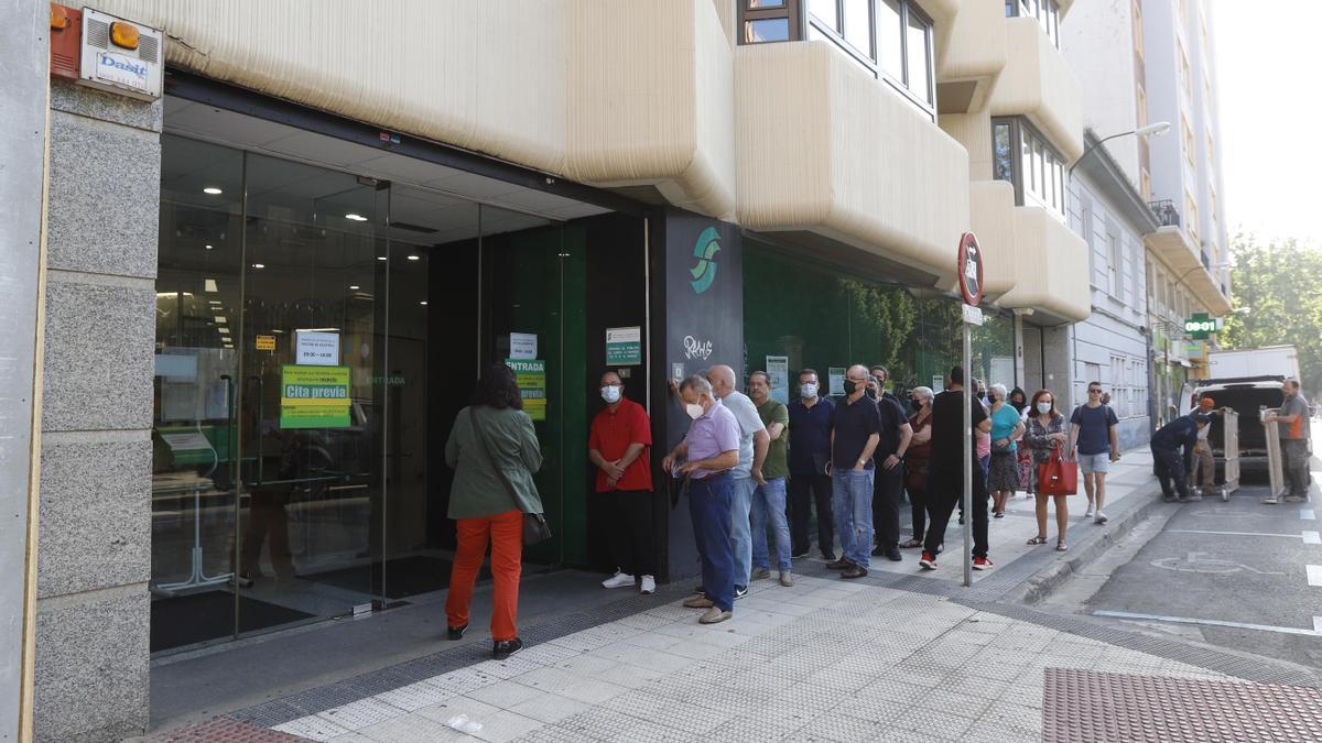 Filas pese a la cita previa en la puerta de la oficina de la Seguridad Social en la calle Doctor Cerrada de Zaragoza.