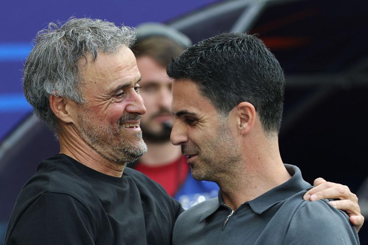 Paris Saint-Germain's Spanish head coach Luis Enrique (L) and Arsenal's Spanish manager Mikel Arteta greet each other before the start of the UEFA Champions League final football match between Paris Saint-Germain (PSG) and Arsenal FC at the Puskas Arena in Budapest on May 30, 2026. (Photo by FRANCK FIFE / AFP)
