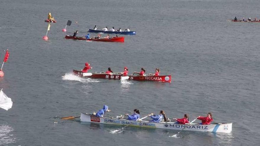 Una regata de bateles, en aguas de Cangas. // Santos Álvarez