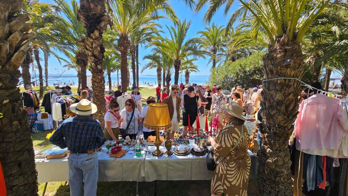 El Langosta Flea Market estará instalado este domingo en el Parque El Palmeral de Los Narejos
