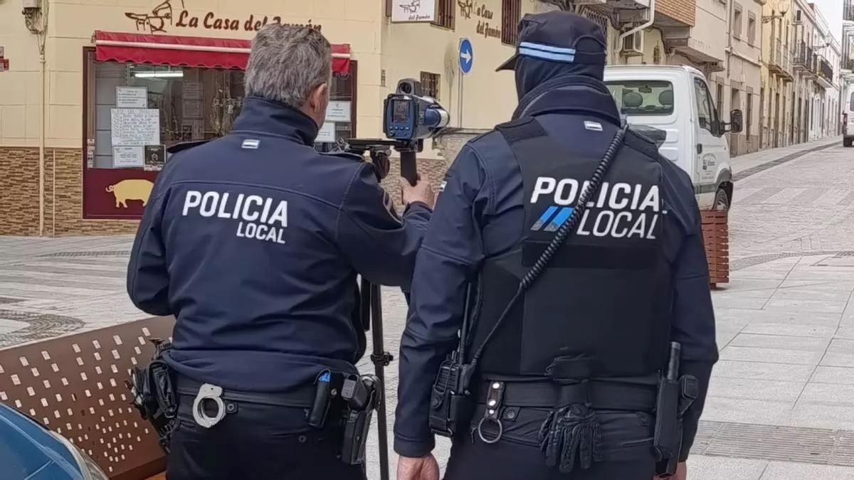 Dos agentes controlan un radar móvil en la calle Suárez Somonte de Mérida.