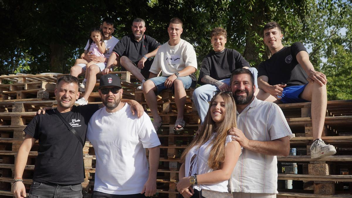 Los organizadores de la hoguera del Barrio de las Flores.