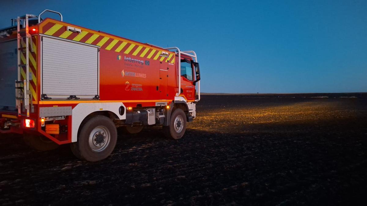 Autobomba del Consorcio Provincial en un incendio en una parcela de cererales en Villafáfila.