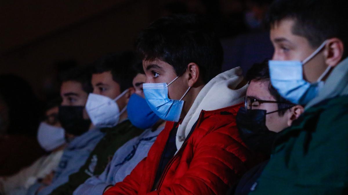 Alumnos del colegio Julio Becerra Malvar observan la charla de Susana Rodríguez Gacio, ayer en el Auditorio