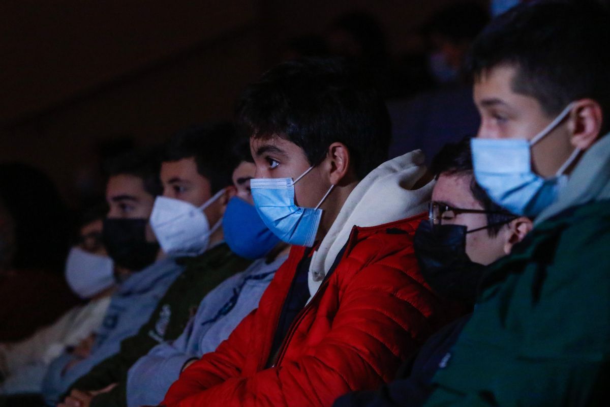 Alumnos del colegio Julio Becerra Malvar observan la charla de Susana Rodríguez Gacio, ayer en el Auditorio