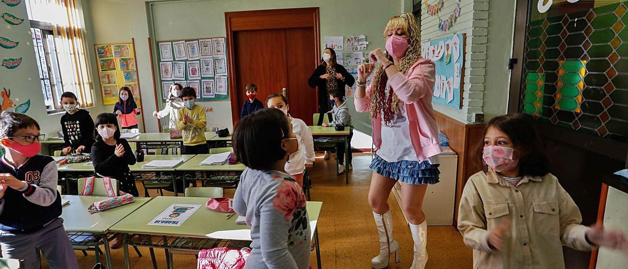 Un momento de la actividad de Susana Solís, ayer, en el colegio de Villalegre.