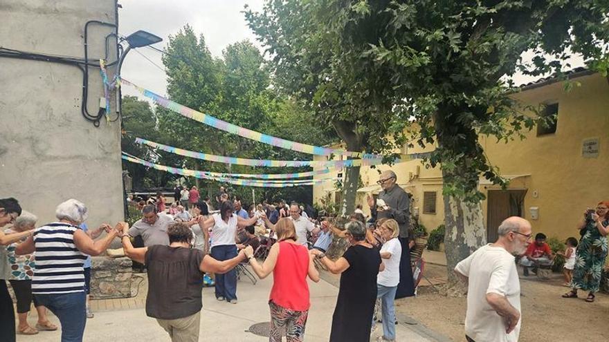 L’Aplec dels Àngels de Castellví de Rosanes fa gaudir amb sardanes, karaoke i tota mena de jocs
