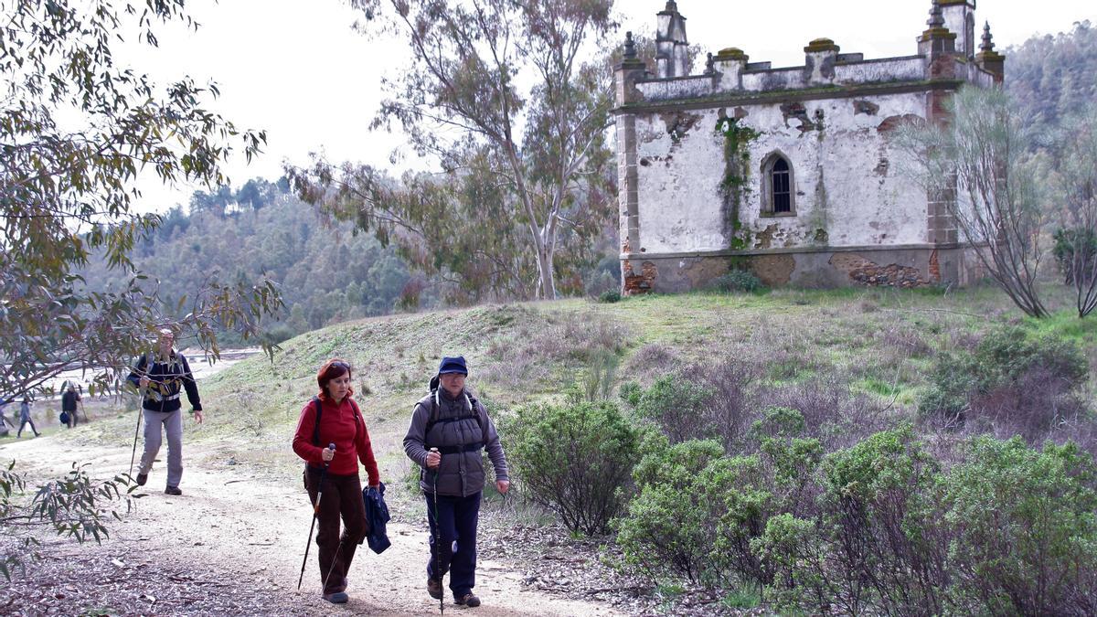 Peregrinos a su paso por la vieja ermita de San Isidro de Monesterio