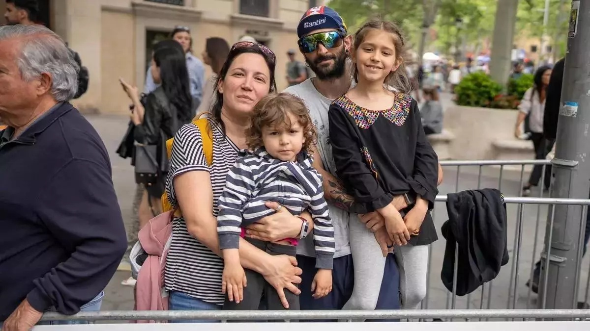 Barcelona se rinde a la fiesta del ciclismo femenino: "Quer赤a que mi hija viera que tambi谷n son brutales las mujeres ciclistas"