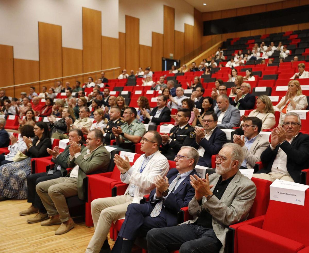 Público asistente a la clausura del aniversario del HUCA; tercero por la derecha, en primera fila, el exconsejero de Salud del Principado, antecesor de Saavedra, el médico Pablo Fernández. | FERNANDO RODRÍGUEZ