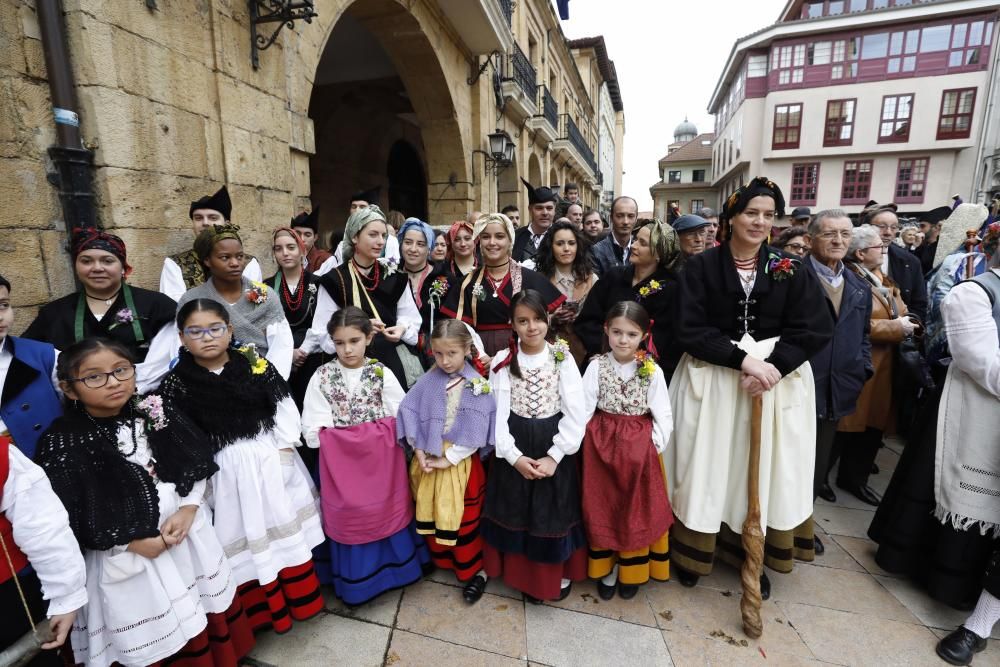 Folclore en la plaza del Ayuntamiento de Oviedo