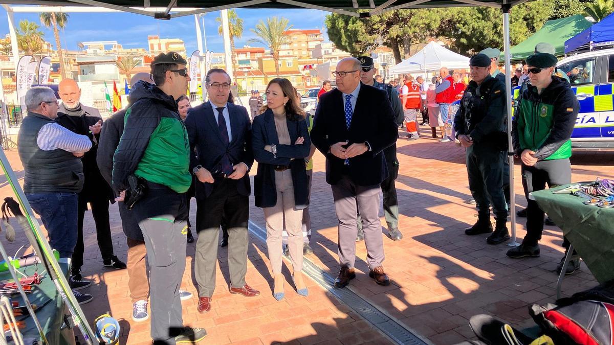La delegada del Gobierno andaluz en Málaga, Patricia Navarro, en el acto del Día Europeo del 112 celebrado en Vélez-Málaga, junto al delegado de Educación y autoridades locales.