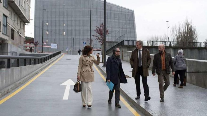 Jesús Vázquez y Alfonso Rueda, en el nuevo vial de acceso al edificio judicial. // Brais Lorenzo