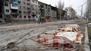 Cuerpos de civiles fallecidos durante la invasión rusa en la ciudad ucraniana de Mariúpol.