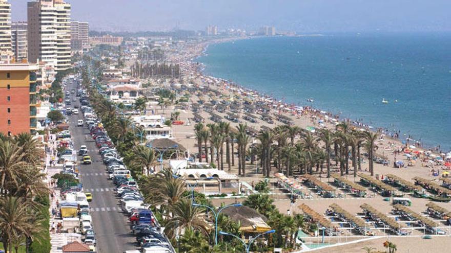 Imagen de la playa del Bajondillo, una de las zonas del litoral con más tradición de chiringuitos.