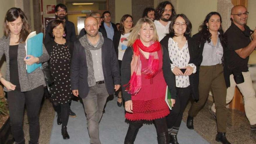 Luís Villares y Carmen Santos, en el centro, con diputados de En Marea.