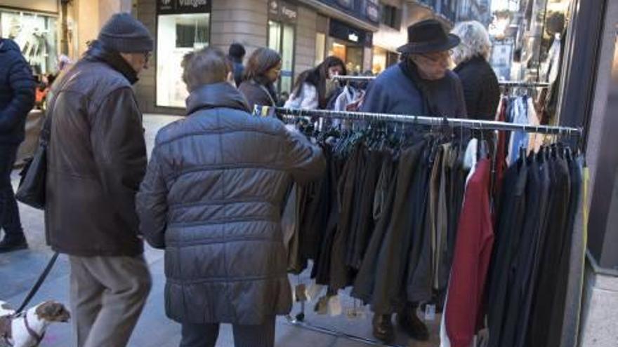 Clients mirant roba ahir al carrer del Born