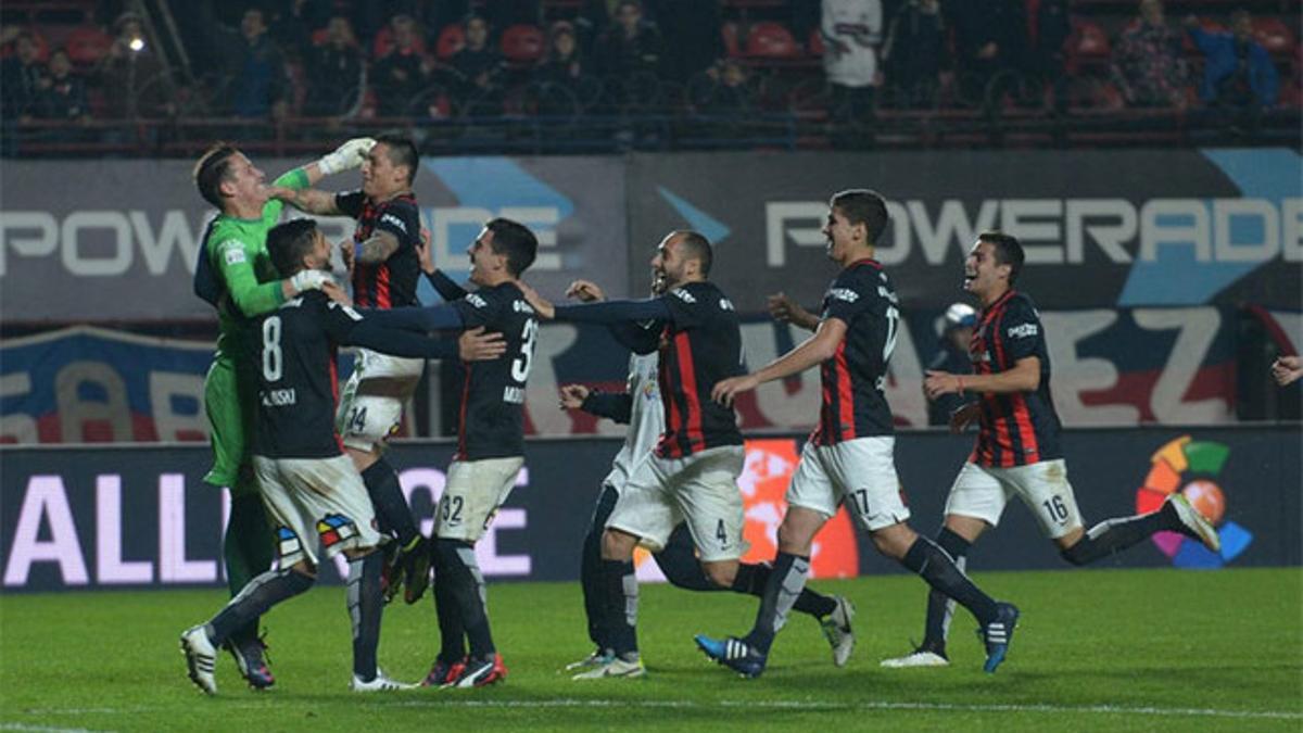 Los jugadores de San Lorenzo celebran la victoria