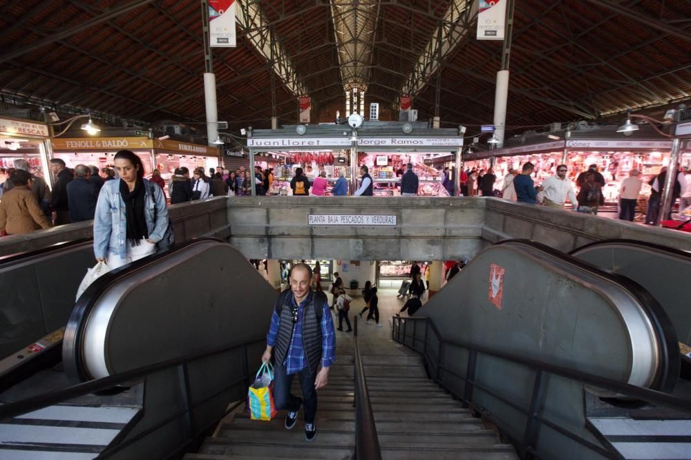 Gran afluencia y clientes con mascarillas en el Mercado Central por la amenaza del coronavirus en Alicante