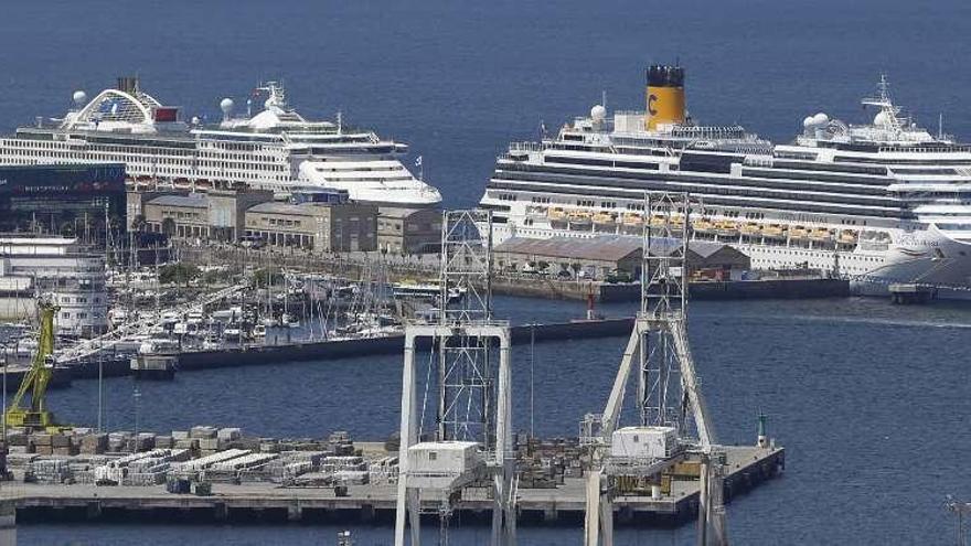 El &quot;Costa Favolosa&quot; y el &quot;Sun Princess&quot;, atracados ayer en la Estación Marítima. // R. Grobas