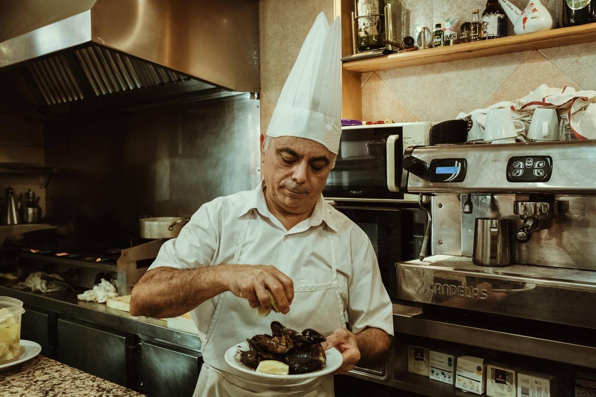Bares normales de Palma - Bar Mora - Cocina gallega - comida casera - camareras - camareros - cocineras - cocineros - barra bar - barrio