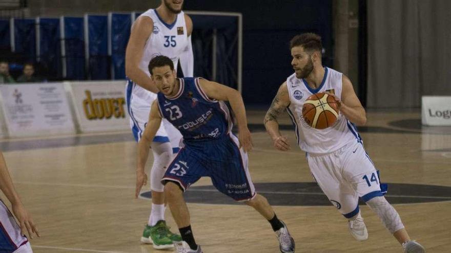 Christian Díaz controla un balón ante la mirada del base local, Quique Garrido. // Carlos Domarco