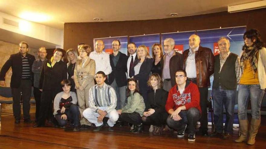 Manuel Fuentes, exportavoz municipal del PSOE, con los componentes de su candidatura de 2011.