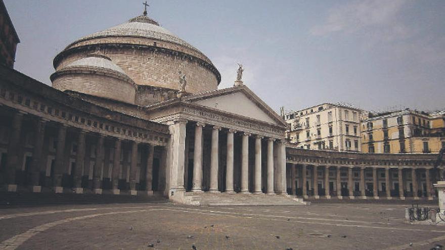 Basílica di San Fracesco en la Plaza del Plebiscito.