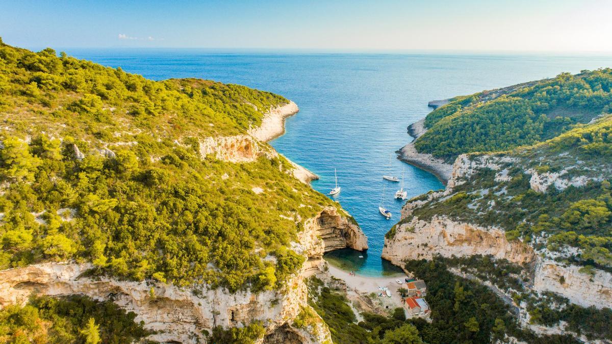Este país de Europa esconde algunas de las mejores playas a un precio asequible