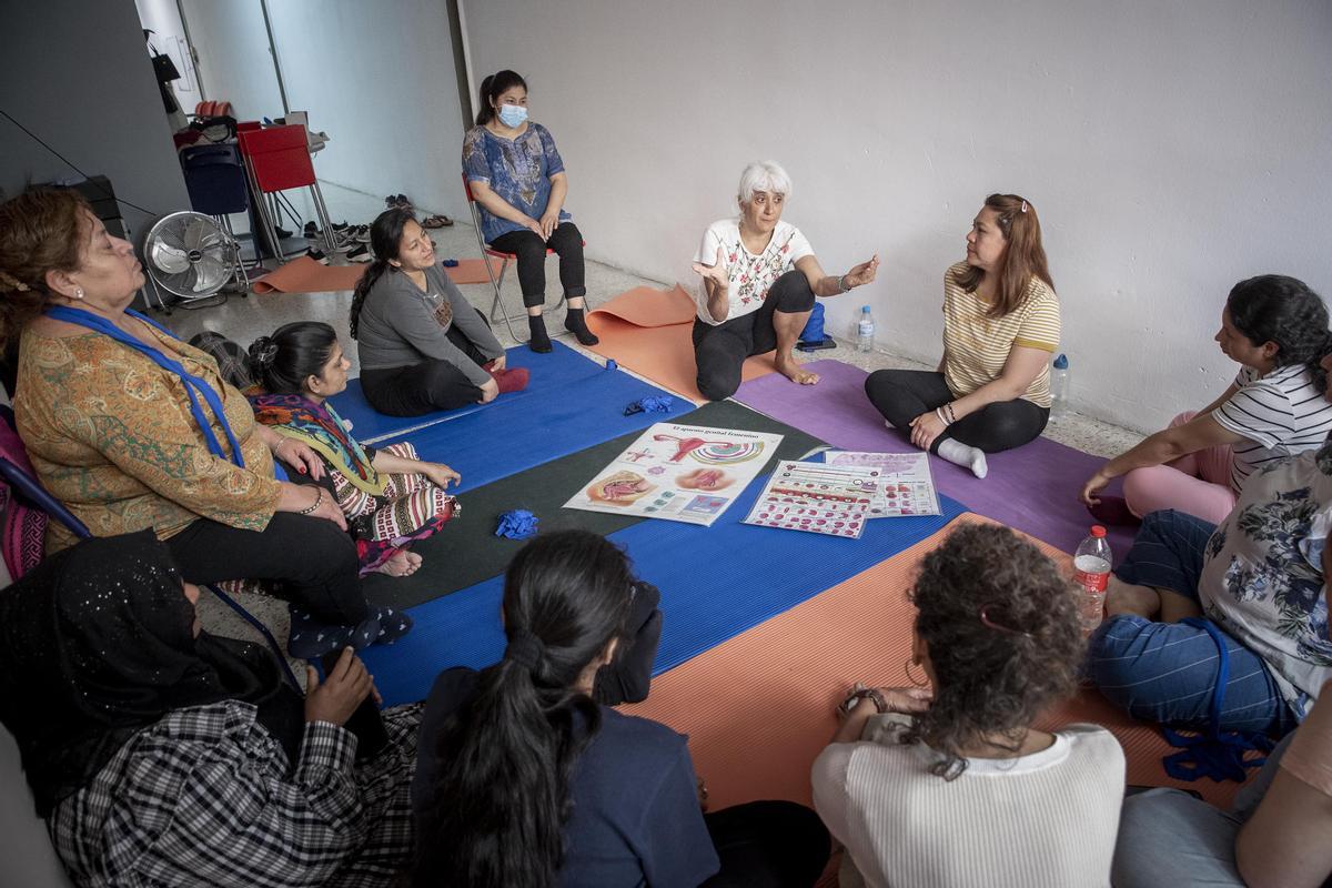 Una decena de mujeres participan en los talleres de salud de la mujer organizados por la asociación Gràcia Participa.