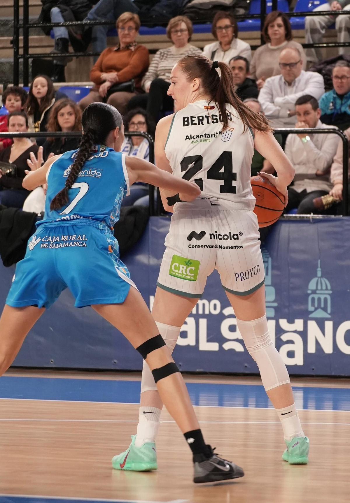 Morgan Bertsch, en una jugada en el poste bajo en el Perfumerías Avenida-Hozono Global Jairis