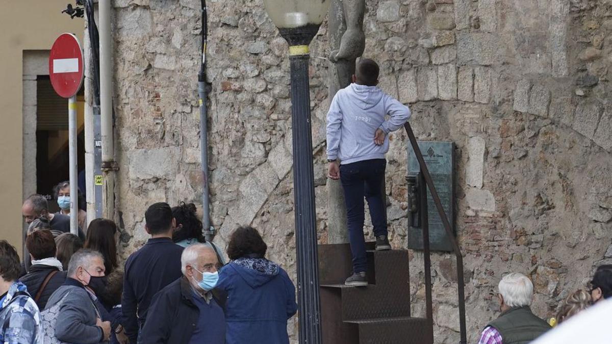 Un nen fent un petó al cul de la lleona. | MARC MARTÍ