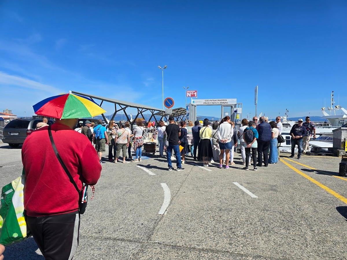 Viajeros a punto de subirse a los catamaranes de O Corgo (O Grove).
