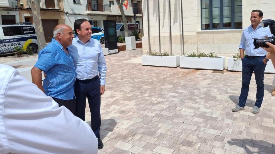 Lo que dio de sí la visita de Juanfran Pérez Llorca a Benissa: reencuentro con un amigo cazador, protesta educativa, flores para el gobierno local e impulso al centro de día y las VPP
