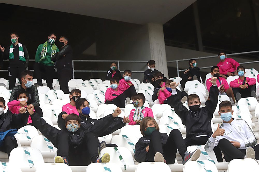 Aficionados asistentes al encuentro Córdoba CF-Cádiz B