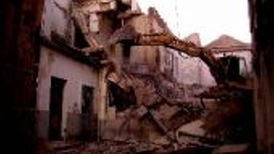 El edificio del viejo hospicio se derriba