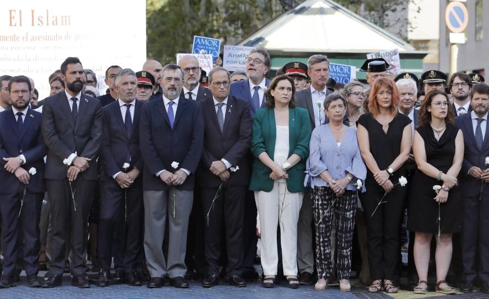 Barcelona homenajea a las víctimas del 17A con ...