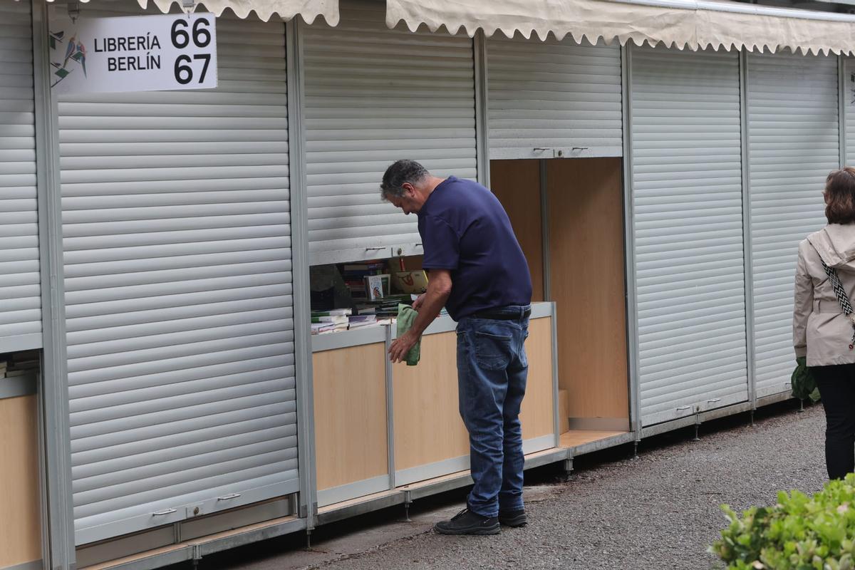Sonsoles Ónega, Helena Resano, Zülfu Livanelli... la Fira del Llibre de València abre tras las lluvias de esta mañana