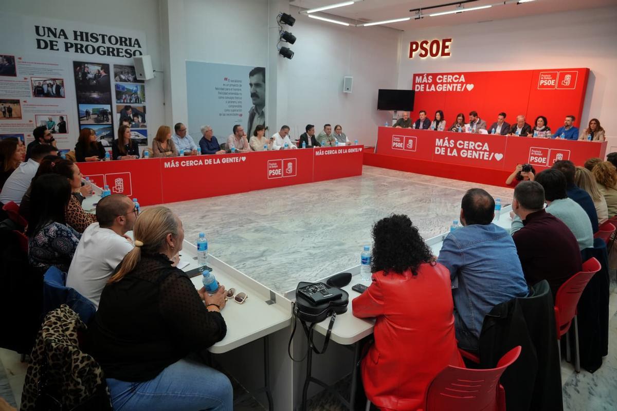 Fotografía del inicio de la reunión conjunta de las ejecutivas del PSOE provincial de Cáceres y Badajoz celebrada en la tarde de este jueves en Badajoz.