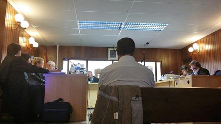 Solo Roque López se sentó en el banquillo de los acusados. Tuells (al fondo a la izquierda) permaneció, con toga, en el estrado.