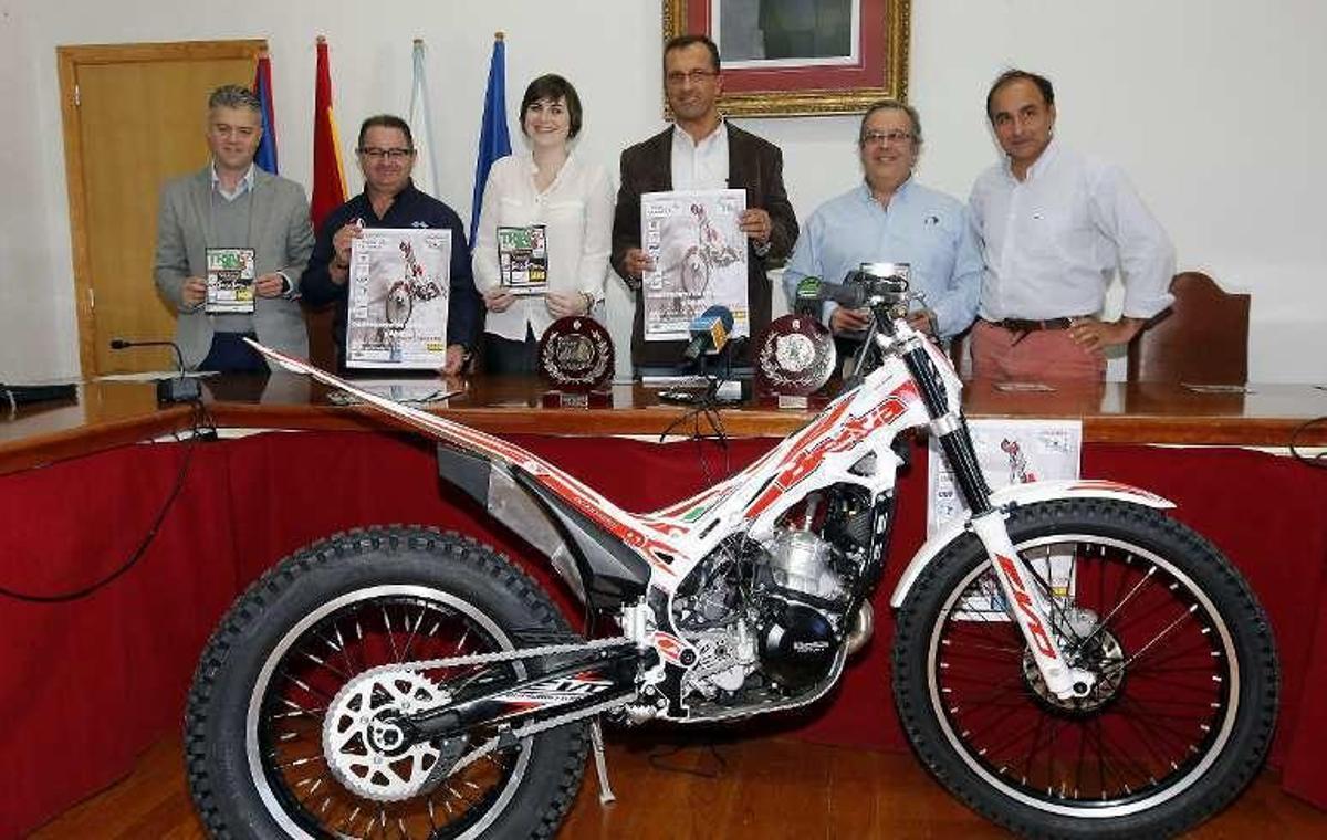 Presentación, ayer, de la prueba de trial en Baiona. // Marta G. Brea