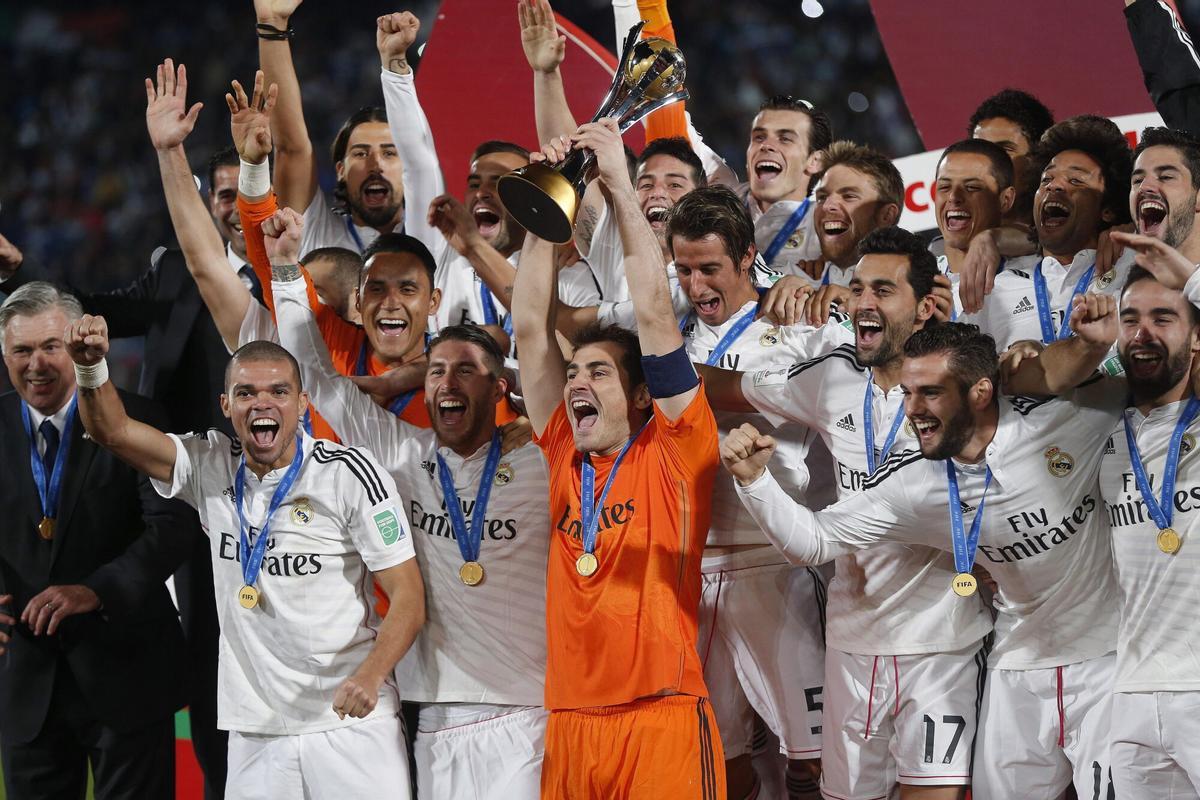 Casillas levanta el trofeo que distingue al Madrid como campeón mundial de clubes 2014. | chema moya / efeGRA285. MARRAKECH (MARRUECOS), 20/12/2104.- El portero y capitán del Real Madrid, Iker Casillas (c), levanta el trofeo de campeones del Mundial de Clubes tras vercer a San Lorenzo en la final disputada esta noche en el Gran Estadio de Marrakech, en Marruecos. EFE/Chema Moya REAL MADRID - SAN LORENZO. FUTBOL. MUNDIAL DE CLUBES. REAL MADRID. SAN LORENZO