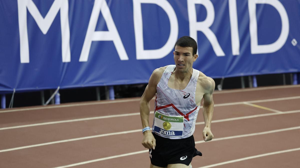 Adel Mechaal durant la final dels 3.000 metres del Campionat d'Espanya de pist coberta